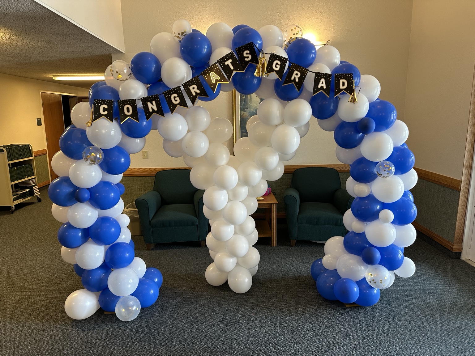 Graduation balloon arch